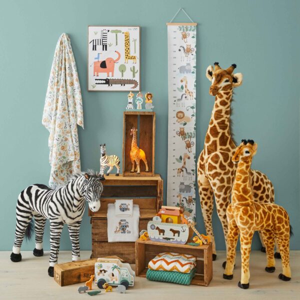 Giant Standing Giraffe | Jiggle & Giggle